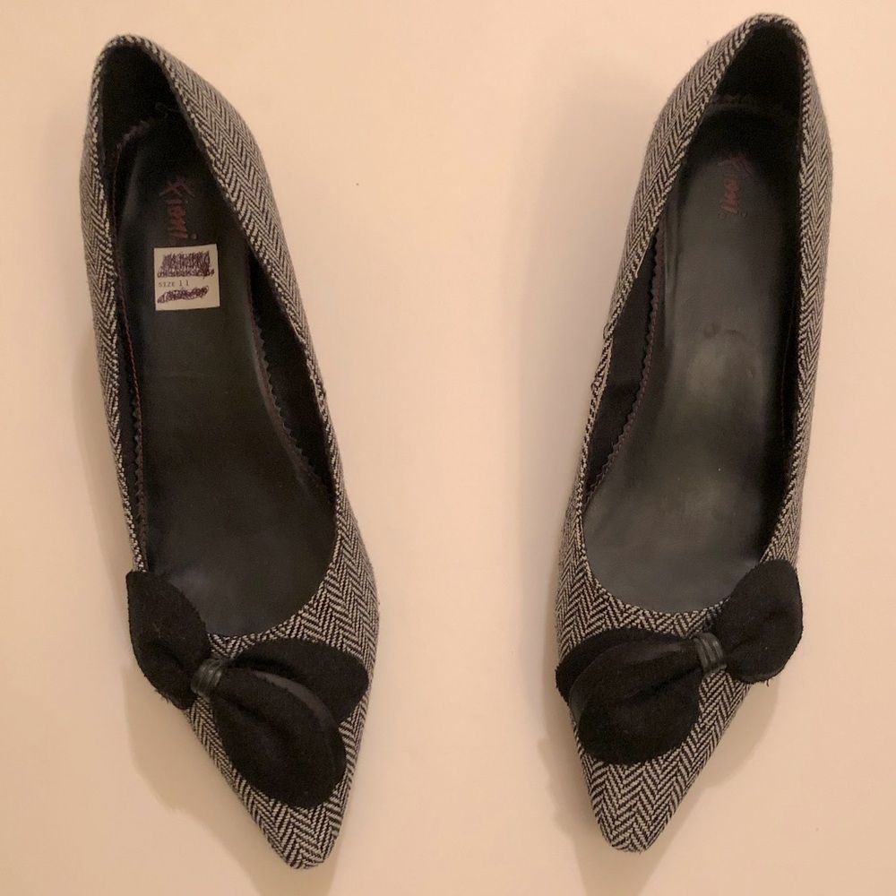 Fioni black and white, cloth stitched, 11M, low heels 1 1/2 in